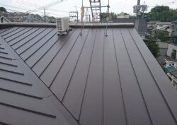 雨漏りする金属屋根をカバー工法(立平葺き)で安く修理　高槻市