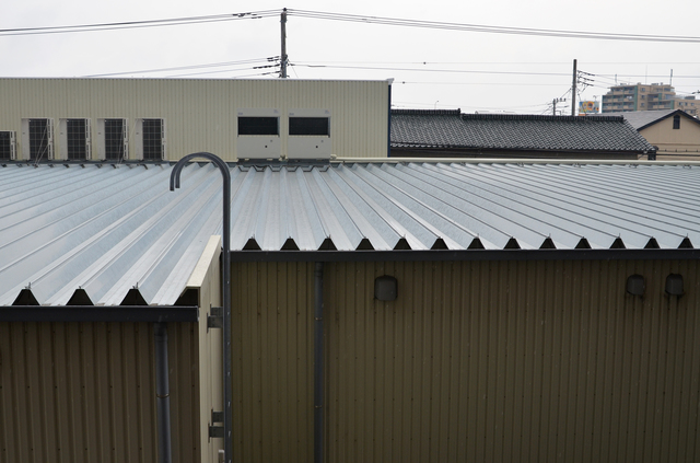 折板屋根とは? ～駐輪場や工場などでよく見る金属屋根～高槻市、向日市、長岡京市