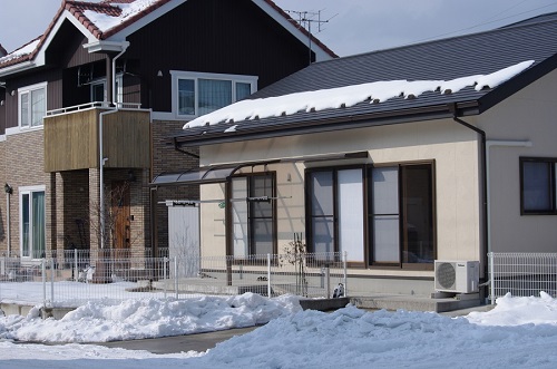 屋根の雪止めは必要？雪止めの役割と取り付け方法～高槻市・向日市・長岡京市