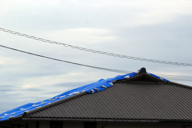 屋根の台風対策｜台風に強い屋根材と飛ばされた時の対応～高槻市・向日市・長岡京市