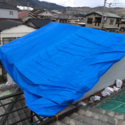 台風で瓦屋根が崩れ、雨漏り｜屋根材を瓦からカラーベストに変え見た目もすっきり