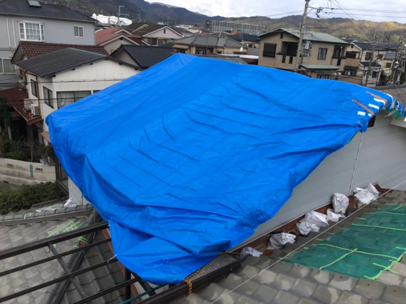 台風で瓦屋根が崩れ、雨漏り｜屋根材を瓦からカラーベストに変え見た目もすっきり