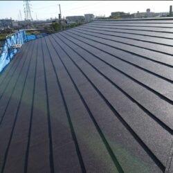 雨漏りする金属屋根をカバー工法(立平葺き)で安く修理　高槻市