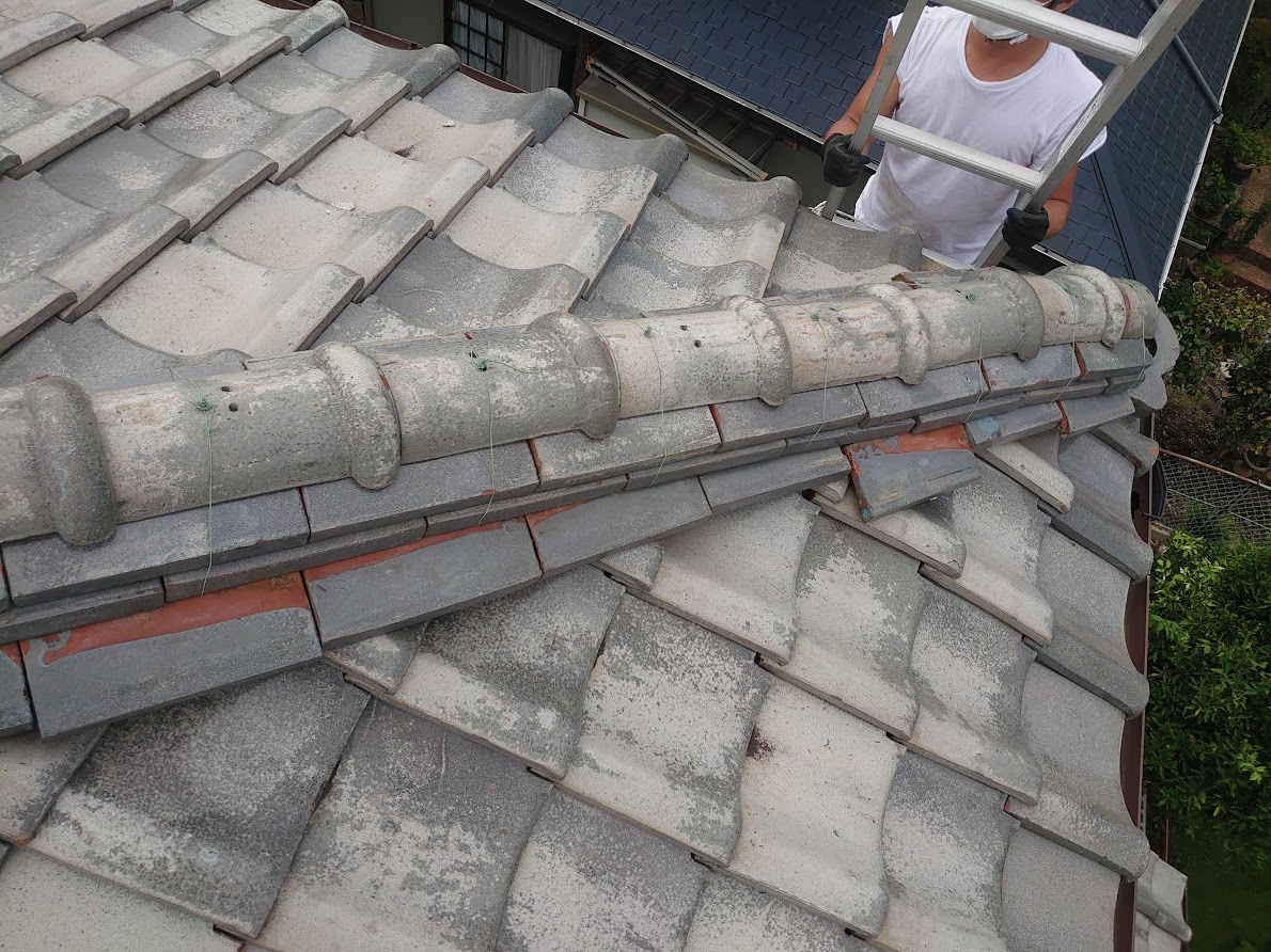 屋根から瓦が落下！屋根全体を葺き替え工事で修理