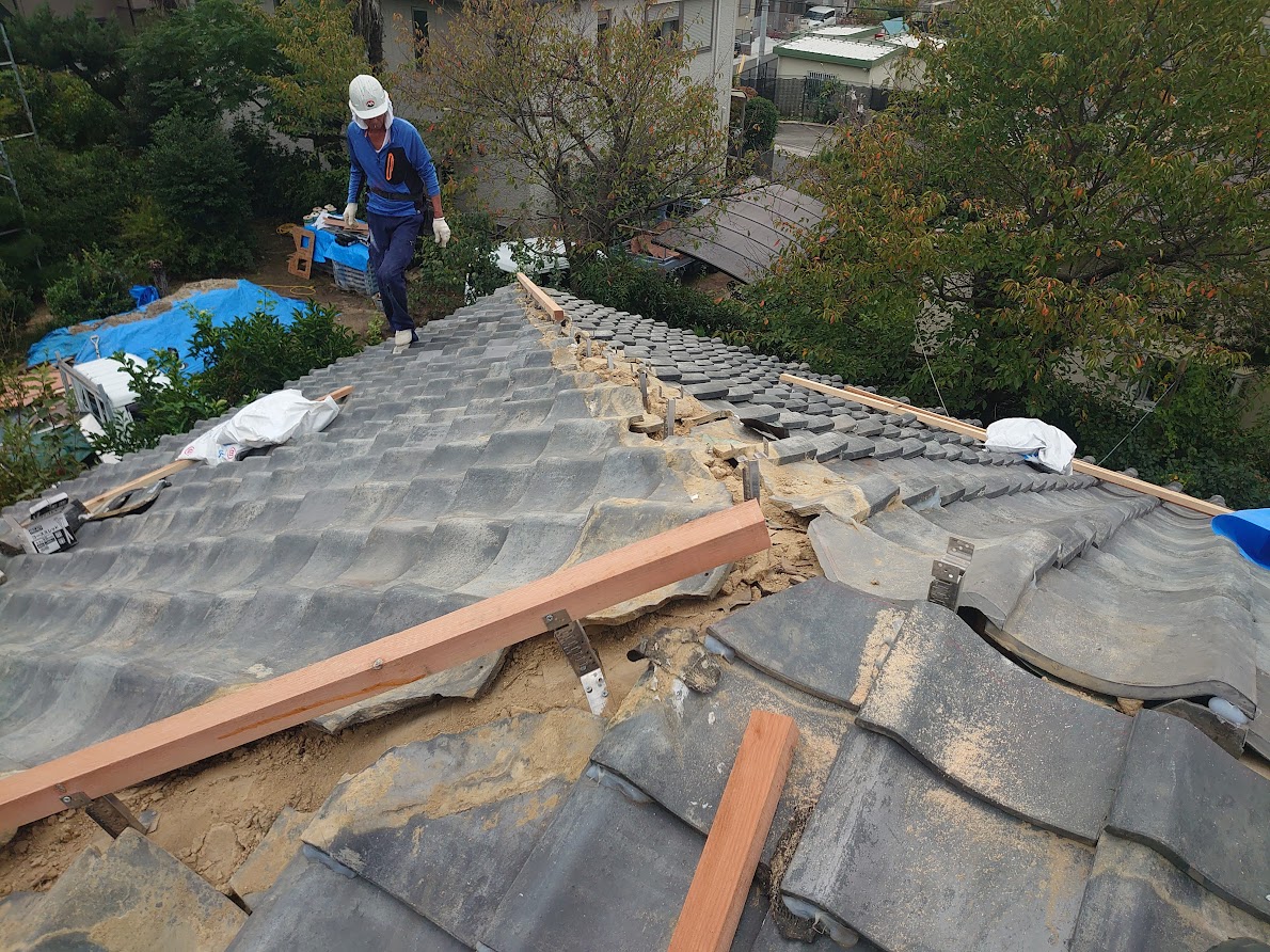 葺き替えとカバー工法の比較｜屋根修理はどちらがおススメ？〜高槻市・島本町・向日市・長岡京市